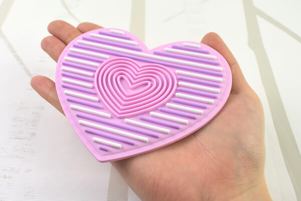 【100均ずぼらシュラン】ダイソー「化粧ブラシクリーナー」優しいカラーのハート型で夢かわすぎるデザインの画像4