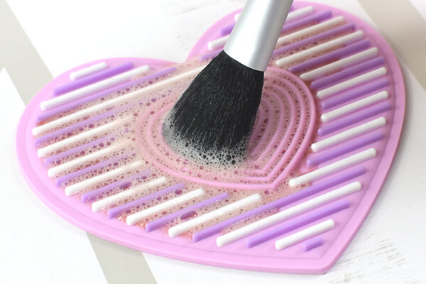 【100均ずぼらシュラン】ダイソー「化粧ブラシクリーナー」優しいカラーのハート型で夢かわすぎるデザインの画像5