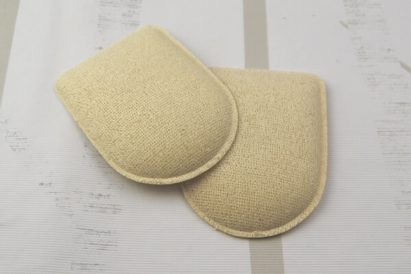 【100均ずぼらシュラン】ダイソー「低反発インソールパッド（かかと用）」肌触り抜群で足の負担をふわっと吸収！の画像1