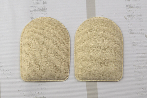 【100均ずぼらシュラン】ダイソー「低反発インソールパッド（かかと用）」肌触り抜群で足の負担をふわっと吸収！の画像3