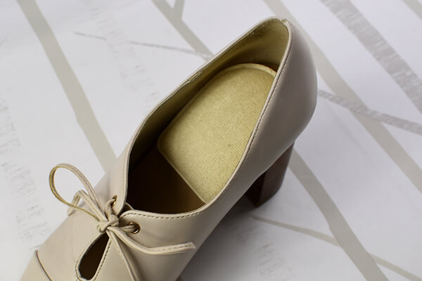 【100均ずぼらシュラン】ダイソー「低反発インソールパッド（かかと用）」肌触り抜群で足の負担をふわっと吸収！の画像6