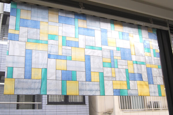 【100均ずぼらシュラン】ダイソー「窓ガラス目隠しシート」でリーズナブルに模様替えして、室内が華やかに！の画像7