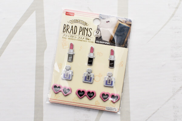 【100均ずぼらシュラン】ダイソー「ブラッズピン コスメ 」で地味な紙袋もかわいいラッピングに！の画像2