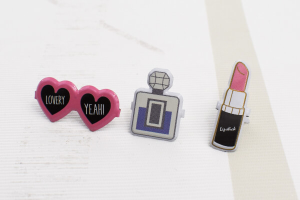 【100均ずぼらシュラン】ダイソー「ブラッズピン コスメ 」で地味な紙袋もかわいいラッピングに！の画像3