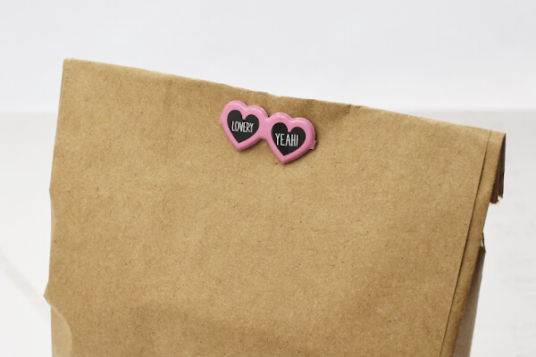 【100均ずぼらシュラン】ダイソー「ブラッズピン コスメ 」で地味な紙袋もかわいいラッピングに！の画像4