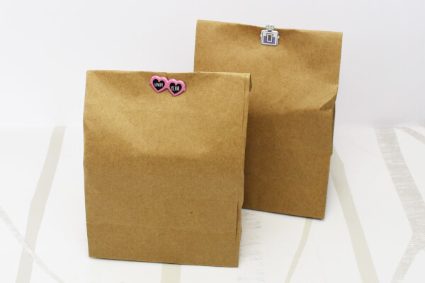 【100均ずぼらシュラン】ダイソー「ブラッズピン コスメ 」で地味な紙袋もかわいいラッピングに！の画像6