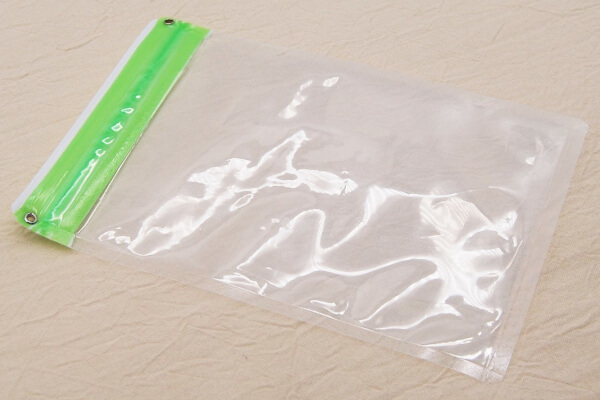 【100均ずぼらシュラン】ダイソー「簡易防水ソフトケース」があれば、入浴中も濡れた手でもスマホを楽々操作の画像1