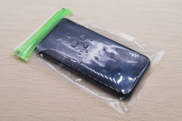 【100均ずぼらシュラン】ダイソー「簡易防水ソフトケース」があれば、入浴中も濡れた手でもスマホを楽々操作の画像4