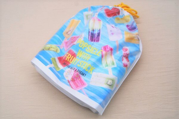 【100均ずぼらシュラン】ダイソー「ポリ巾着 大小セット（サマー）」夏にぴったりなトロピカルデザインで気分アゲアゲ!? の画像5