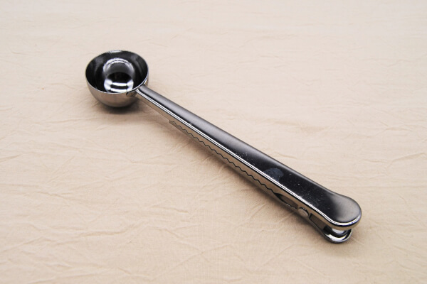 強力クリップに大変身!? ダイソーの「計量スプーン（クリップ付）」は2つの顔を持つユニークアイテム♪の画像1