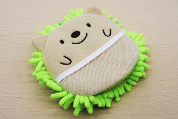 【100均ずぼらシュラン】ダイソー「かわいいハリネズミのマイクロファイバーミトン型」は癒し度抜群で無限に掃除をしたくなる!?の画像1