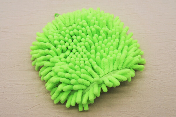 【100均ずぼらシュラン】ダイソー「かわいいハリネズミのマイクロファイバーミトン型」は癒し度抜群で無限に掃除をしたくなる!?の画像3