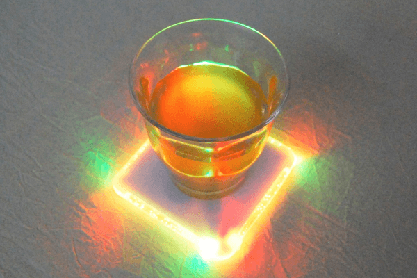 【100均ずぼらシュラン】ダイソー「光るパーティーコースター」でドリンクをおしゃれにライトアップ！の画像1