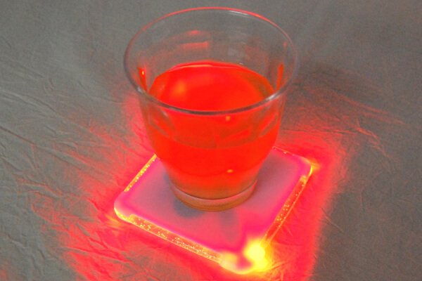 【100均ずぼらシュラン】ダイソー「光るパーティーコースター」でドリンクをおしゃれにライトアップ！の画像5