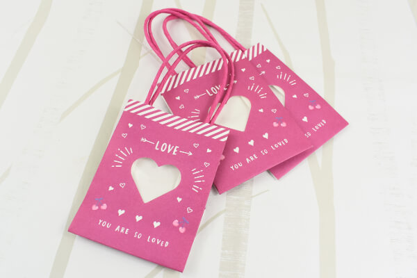 【100均ずぼらシュラン】ダイソー「窓付ミニ紙袋（ピンクハート）」は乙女度満点のキュートデザインの画像1