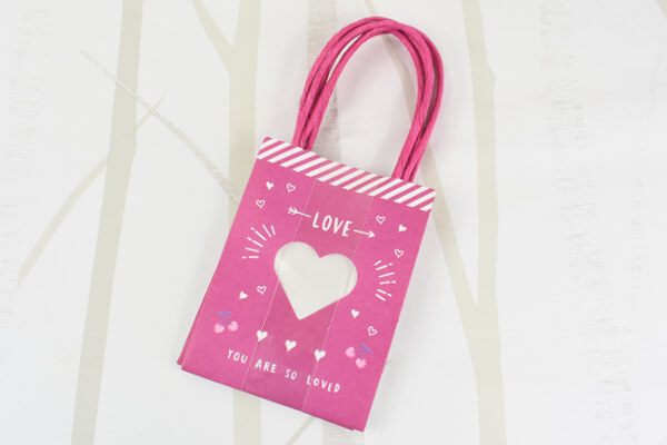 【100均ずぼらシュラン】ダイソー「窓付ミニ紙袋（ピンクハート）」は乙女度満点のキュートデザインの画像2