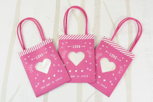 【100均ずぼらシュラン】ダイソー「窓付ミニ紙袋（ピンクハート）」は乙女度満点のキュートデザインの画像3
