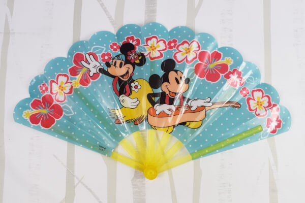 【100均ずぼらシュラン】ダイソー「水をはじく扇子（ミッキー、ミニー）」はチャーミングなイラストに心を掴まれる！の画像4