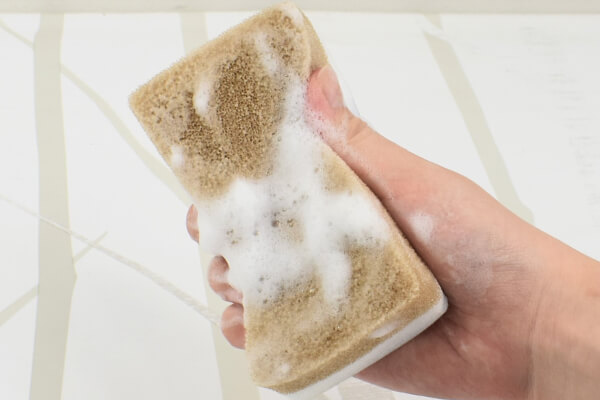 【100均ずぼらシュラン】ダイソー「キッチンスポンジ」かわいいミッキー＆ミニーが汚れをしっかり撃退の画像4