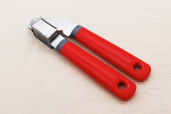 【100均ずぼらシュラン】ダイソー「ニンニクプレッシャー」は2ステップでニンニクを潰せて包丁いらず！の画像1