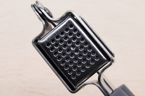 【100均ずぼらシュラン】ダイソー「ニンニクプレッシャー」は2ステップでニンニクを潰せて包丁いらず！の画像4