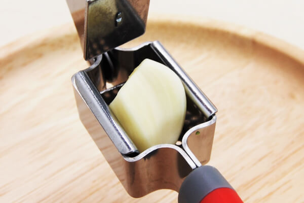 【100均ずぼらシュラン】ダイソー「ニンニクプレッシャー」は2ステップでニンニクを潰せて包丁いらず！の画像5