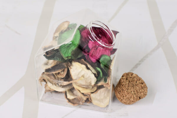 【100均ずぼらシュラン】ダイソー「ガラス インテリア置物（ハウス、ポプリ入）」で部屋に大人の雰囲気を演出!?の画像1