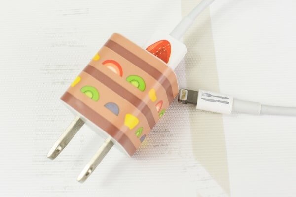 【100均ずぼらシュラン】ダイソー「モバイル充電アダプター用デコレーションシール（ケーキ）」で地味なアダプターをキュートに！の画像1