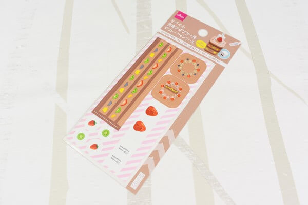 【100均ずぼらシュラン】ダイソー「モバイル充電アダプター用デコレーションシール（ケーキ）」で地味なアダプターをキュートに！の画像3