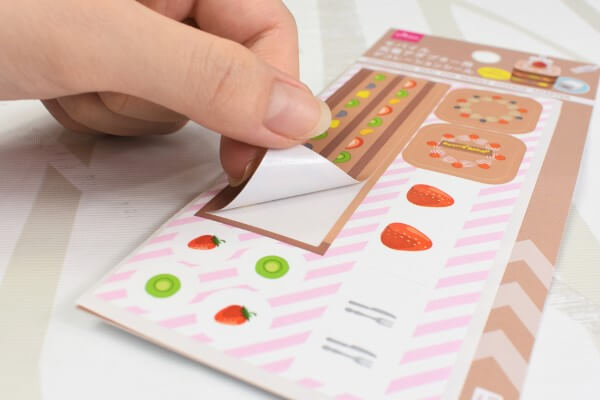 【100均ずぼらシュラン】ダイソー「モバイル充電アダプター用デコレーションシール（ケーキ）」で地味なアダプターをキュートに！の画像4