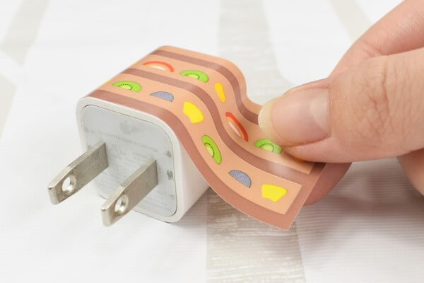 【100均ずぼらシュラン】ダイソー「モバイル充電アダプター用デコレーションシール（ケーキ）」で地味なアダプターをキュートに！の画像5