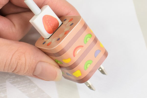 【100均ずぼらシュラン】ダイソー「モバイル充電アダプター用デコレーションシール（ケーキ）」で地味なアダプターをキュートに！の画像6