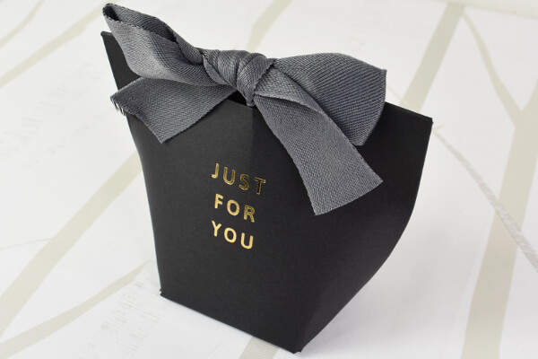 【100均ずぼらシュラン】ダイソー「ラッピングボックス」箔押し＆リボンで大人かわいいプレゼントに！の画像9