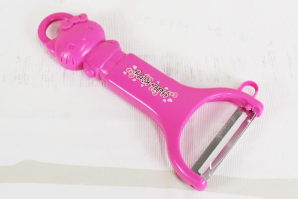 キティちゃんが料理をサポート!? 【100均ずぼらシュラン】ダイソーの「ピーラー キティ」は小さい手にもぴったりフィット♪の画像1