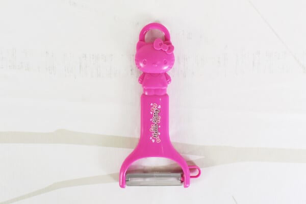 キティちゃんが料理をサポート!? 【100均ずぼらシュラン】ダイソーの「ピーラー キティ」は小さい手にもぴったりフィット♪の画像3