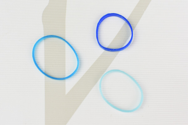 【100均ずぼらシュラン】ダイソー「ミニヘアゴム（電球ケース入）」髪を結んでもズレ落ちないヘアゴムを電球に収納!?の画像6