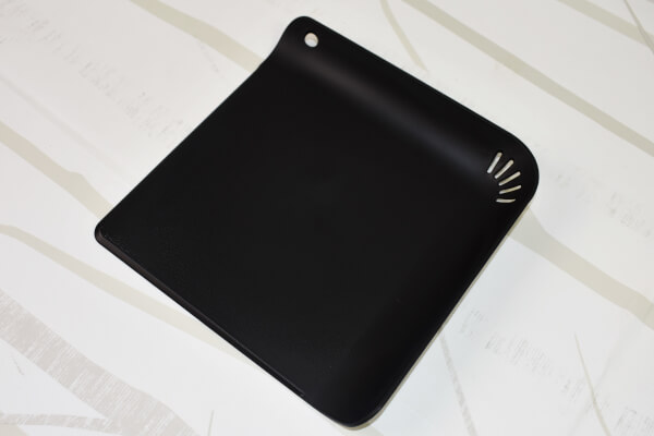 【100均ずぼらシュラン】「ちょこっと まな板」狭いキッチンでも使えて面倒な水洗いも瞬殺!?の画像1