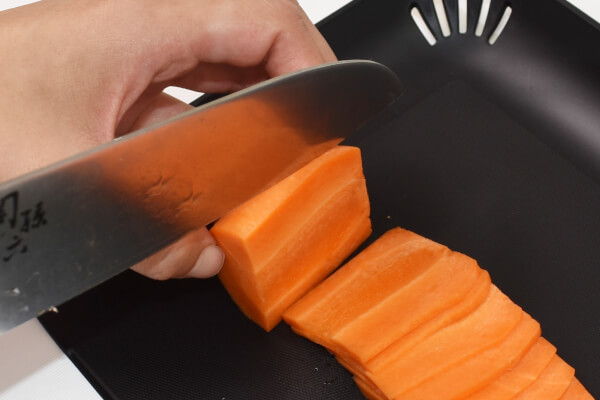 【100均ずぼらシュラン】「ちょこっと まな板」狭いキッチンでも使えて面倒な水洗いも瞬殺!?の画像5