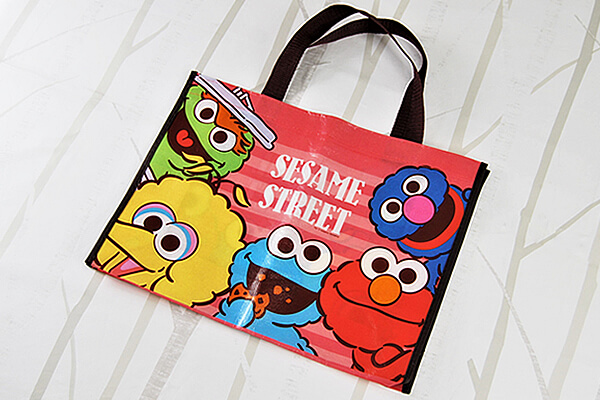 【100均ずぼらシュラン】ダイソー「セサミストリート ポリバッグ」は買った物が一気に入るビッグサイズ！の画像1