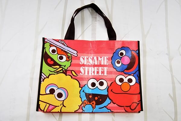 【100均ずぼらシュラン】ダイソー「セサミストリート ポリバッグ」は買った物が一気に入るビッグサイズ！の画像2