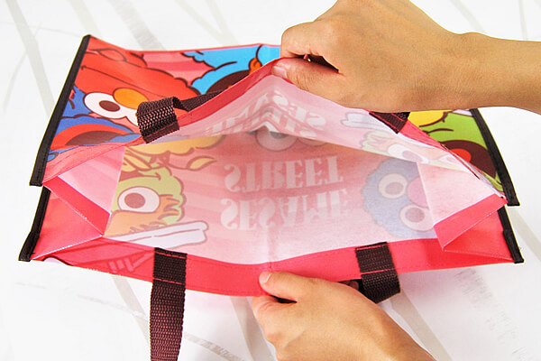 【100均ずぼらシュラン】ダイソー「セサミストリート ポリバッグ」は買った物が一気に入るビッグサイズ！の画像3