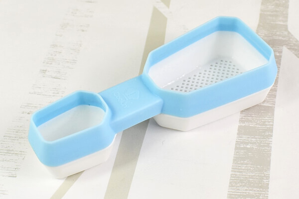 【100均ずぼらシュラン】ダイソーの「粉ふりスプーン」ふりかける範囲を選べて仕上げのパウダーがバッチリ決まる！の画像1