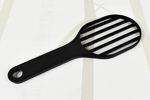 【100均ずぼらシュラン】ダイソーの「ウィムッシュ アボカドスライサー」は差し込むだけで映えるアボカド料理を実現!?の画像1