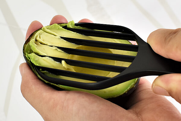 【100均ずぼらシュラン】ダイソーの「ウィムッシュ アボカドスライサー」は差し込むだけで映えるアボカド料理を実現!?の画像5