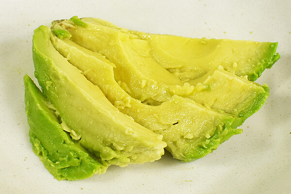 【100均ずぼらシュラン】ダイソーの「ウィムッシュ アボカドスライサー」は差し込むだけで映えるアボカド料理を実現!?の画像6