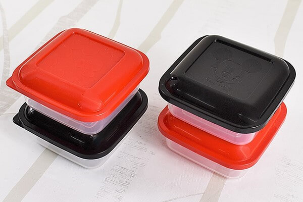 【100均ずぼらシュラン】ダイソー「おかずパック110mL×4個（ミッキー）」は2カラーで使い分け、お弁当も充実！の画像1