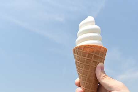 この夏食べたいコンビニアイス3選! セブン「金のワッフルコーン ミルクバニラ」激推しのワケの画像1
