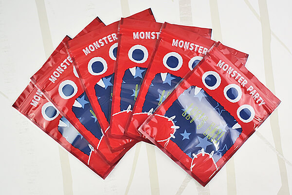 【100均ずぼらシュラン】セリア「チャック付きギフトバッグM 6P EAT」口から中が透けて見えるモンスターがキュートの画像3