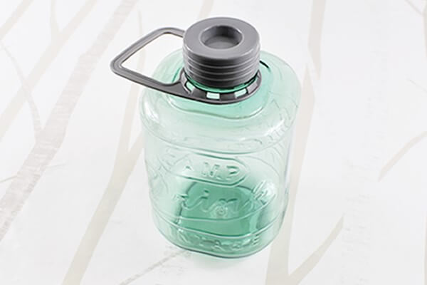 寸胴なデザインがレトロかわいい！ たっぷり水が入るセリアの「ウォーターボトル ジャータイプ」の画像1