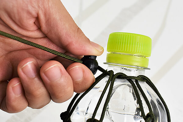 【100均ずぼらシュラン】セリア「パラコードボトルカバー」小さくたためるので軽装でのおでかけにぴったりの画像5